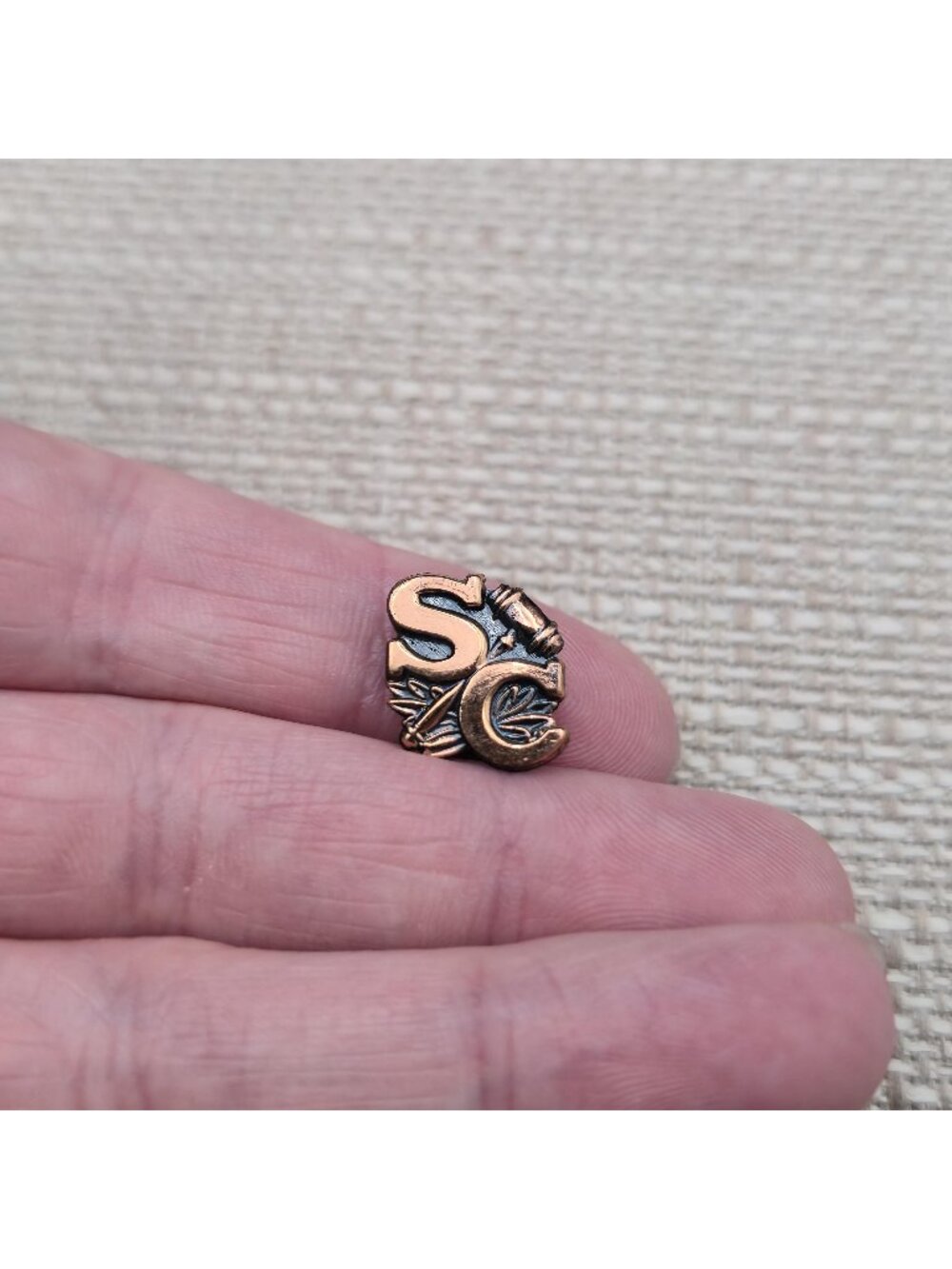 Vintage Copper Tone Student Council SC Gavel Laurel Leaves Lapel Pin A8736